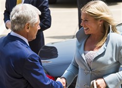 Defense Secretary Chuck Hagel welcomes Dutch Defense Minister Jeanine Hennis-Plasschaert upon her arrival at the Pentagon for defense talks, May 22, 2013. 