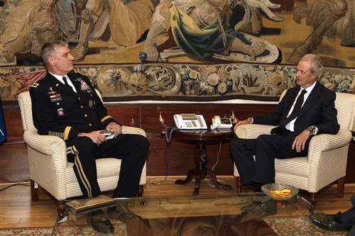 Gen. David Rodriguez met with Spanish Defense Minister Pedro Morenés, Nov. 12. During the meeting, they discussed continued cooperation between the two nations. 