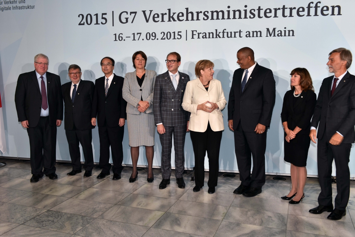 Photo of the G7 transport ministers with German Chancellor Angela Merkel