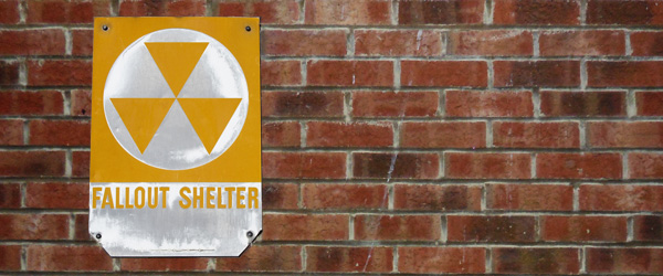 Primer plano de un cartel de un refugio para lluvia radiactiva.