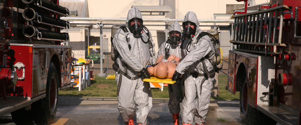 Un equipo de respuesta ante incidentes con materiales peligrosos practica métodos de rescate para salvar vidas.