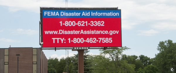  Larawan ng malaking billboard ng FEMA na may web site at numero ng telepono