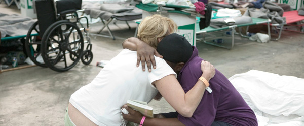 Isang aid worker na umaalo sa biktima ng sakunang Hurricane Katrina. 