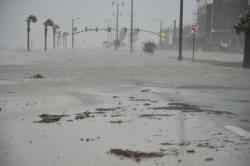 El agua y el viento azotan la autopista 90 en Gulfport, resultado del Huracán Isaac.