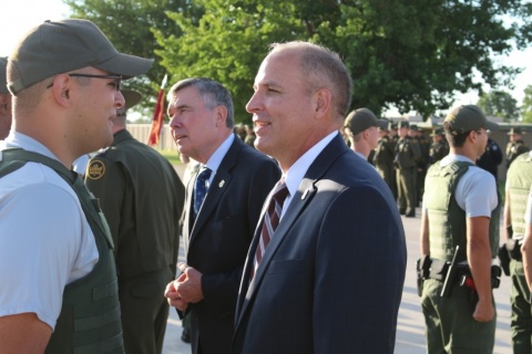 Commissioner Kerlikowske and Chief Mark Morgan talk to Border Patrol Agent interns in Artesia, N.M.