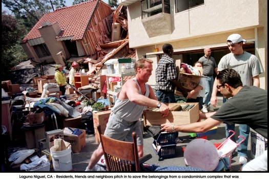  Laguna Niguel, Calif., 3/19/1998 -- Amigos y vecinos ayudan a salvar pertenencias en un condominio gravemente afectado por un deslizamiento de tierra. Dos casas de lujo se derrumbaron sobre el condominio.