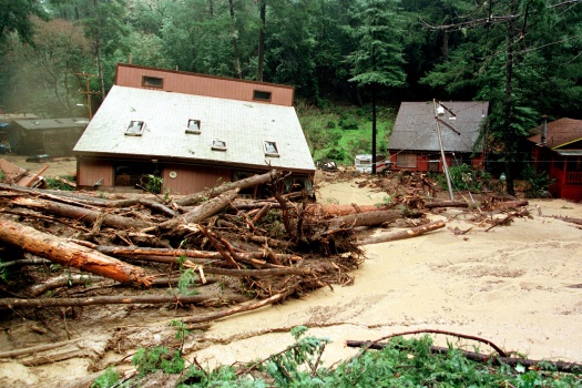Rio Nido, California, 3/3/1998 -- Tormentas asociadas a El Niño inundan los barrios del norte de California con deslizamientos de lodo en el Río Nido.