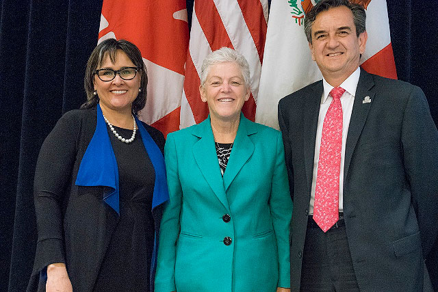 Administradora Gina McCarthy con Leona Aglukkaq, ministra del Medio Ambiente de Canadá, y Rodolfo Lacy Tamayo, secretario del Medio Ambiente y Recursos Naturales de México, en la 22nda sesión anual del Consejo de la Comisión de Cooperación Ambiental de Norteamérica