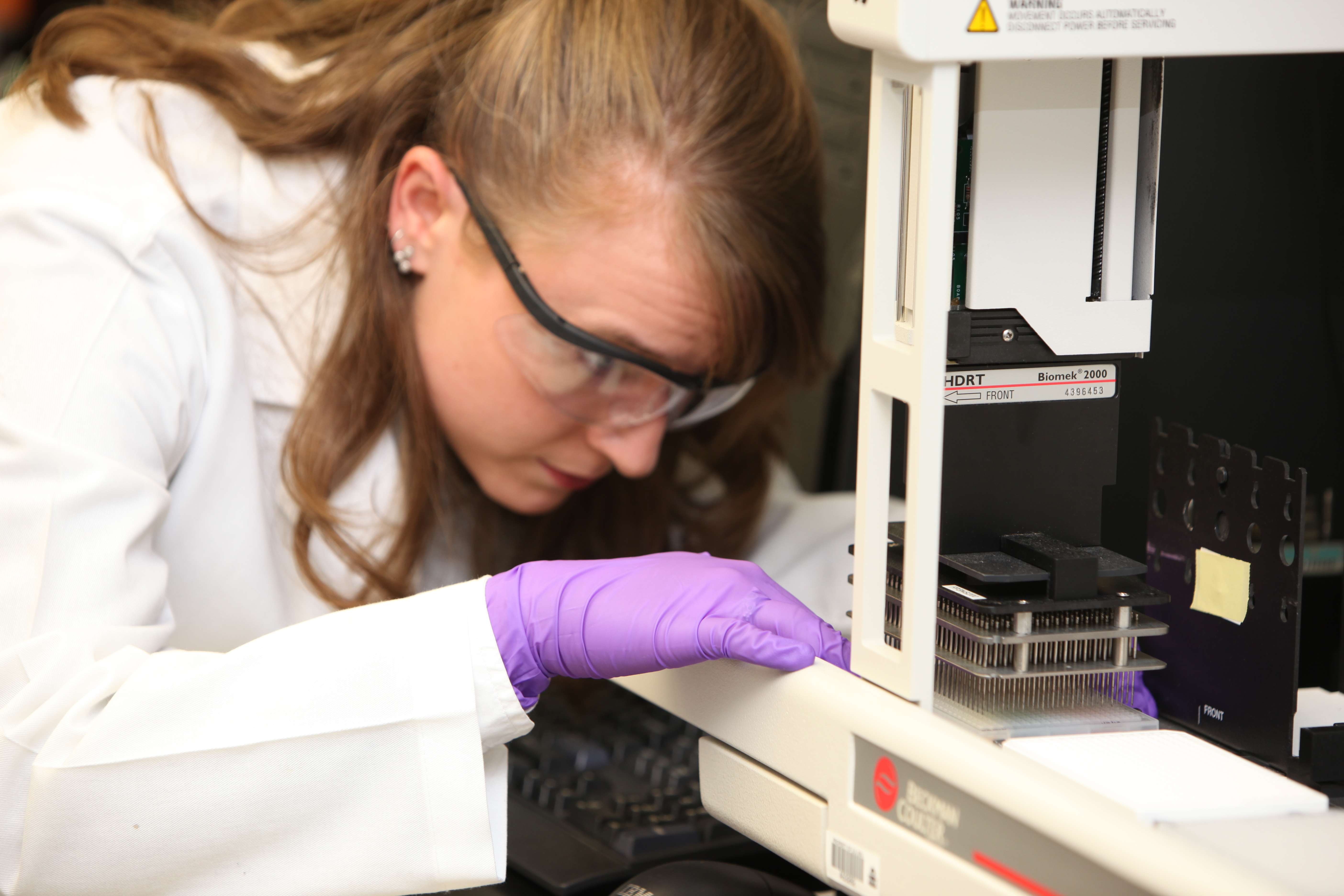 A researcher using EPA’s high-throughput screening lab 