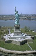 Freiheitsstatue NYC full.jpg