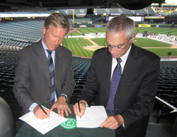 Green Sports Alliance Board of Directors Chairman and Seattle Mariners Vice President of Ballpark Operations Scott Jenkins and U.S. EPA Deputy Administrator Bob Perciasepe sign the memorandum of understanding.
