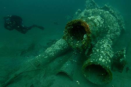 diver examining wreckage of u-85