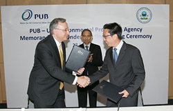 David Adelman, U.S. Ambassador to Singapore (left), and Chew Men Leong, Chief Executive, PUB (right). Choi Shing Kwok (center), Singapore’s Permanent Secretary for the Environment and Water Resources served as official witness.