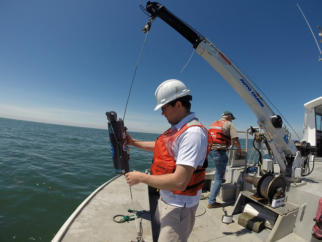 Le scientifique T. Davis du GLERL – NOAA prélève des échantillons d’eau du lac Érié. Crédit photo : Laboratoire de recherche environnementale des Grands Lacs de la NOAA.