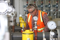 Hanford 100-HX facility
Joe Guyette, Quality Assurance, inspects equipment ready for operations to begin in the 100-HX groundwater treatment facility.
