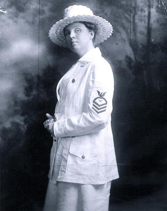 Chief Yeoman (F) Daisy May Pratt Erd, USNRF. Photographed by Bachrach, 1918, wearing the Yeoman (F) Summer Uniform. Courtesy of Miss G.H. Erd, 1973. NHHC Photograph Collection, NH 94772.