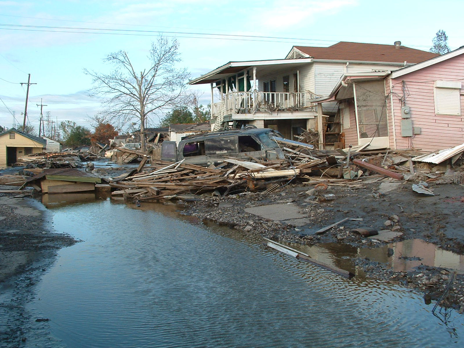 Inundaciones en una comunidad como resultado del huracán Katrina