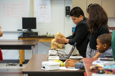 Students demonstrate air pollution sensors