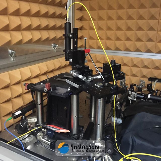 This is a confocal #microscope system powered with a pulsed #laser to measure the #visibleradiation emitted by nanocrystals. The microscope is connected to a detector which is capable of counting ‘single’ #photons. Cool stuff, isn’t it? #dayinthelife #lifeatlanl