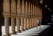 Seorang pria mendekati lengkungan di Stanford University di California ketika matahari sore bersinar melaluinya. (© AP Images)