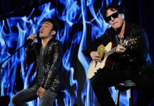 旅行乐队的阿奈尔·皮尼达(Arnel Pineda，左)和尼尔·熊恩（Neal Schon），这支乐队是2017年入选摇滚乐名人堂的六个乐队及音乐人之一。 (© AP Images)