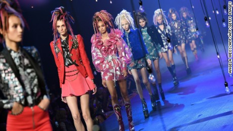 Models display the fashion of Marc Jacobs during New York Fashion Week in New York on September 15, 2016. / AFP / ANGELA WEISS        (Photo credit should read ANGELA WEISS/AFP/Getty Images)