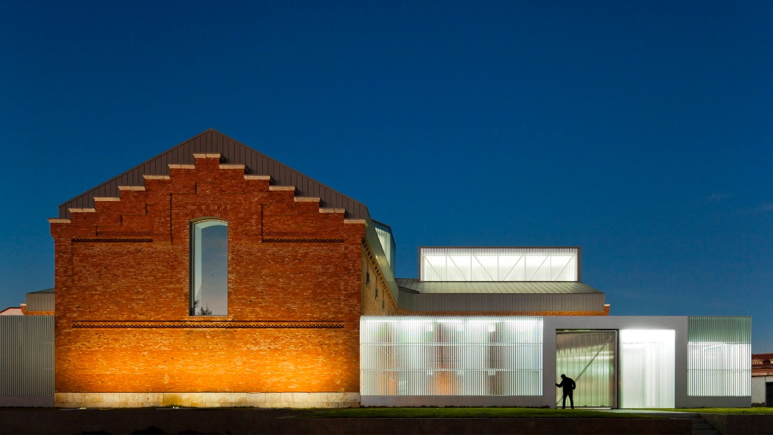 Located in Palencia, Spain, the light and airy Centro Cultural Antigua Cárcel maintains a penal feel without giving off claustrophobic jitters thanks to Exit Architects. 