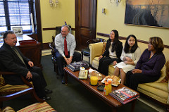 Kaine Meets With Arlington Family Impacted By Immigration Executive Actions