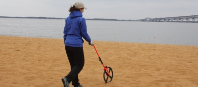 Monitor measuring distance on the beach