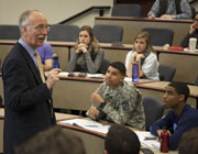 Kenan-Flagler Business School professor Bob Connolly talks with a class.