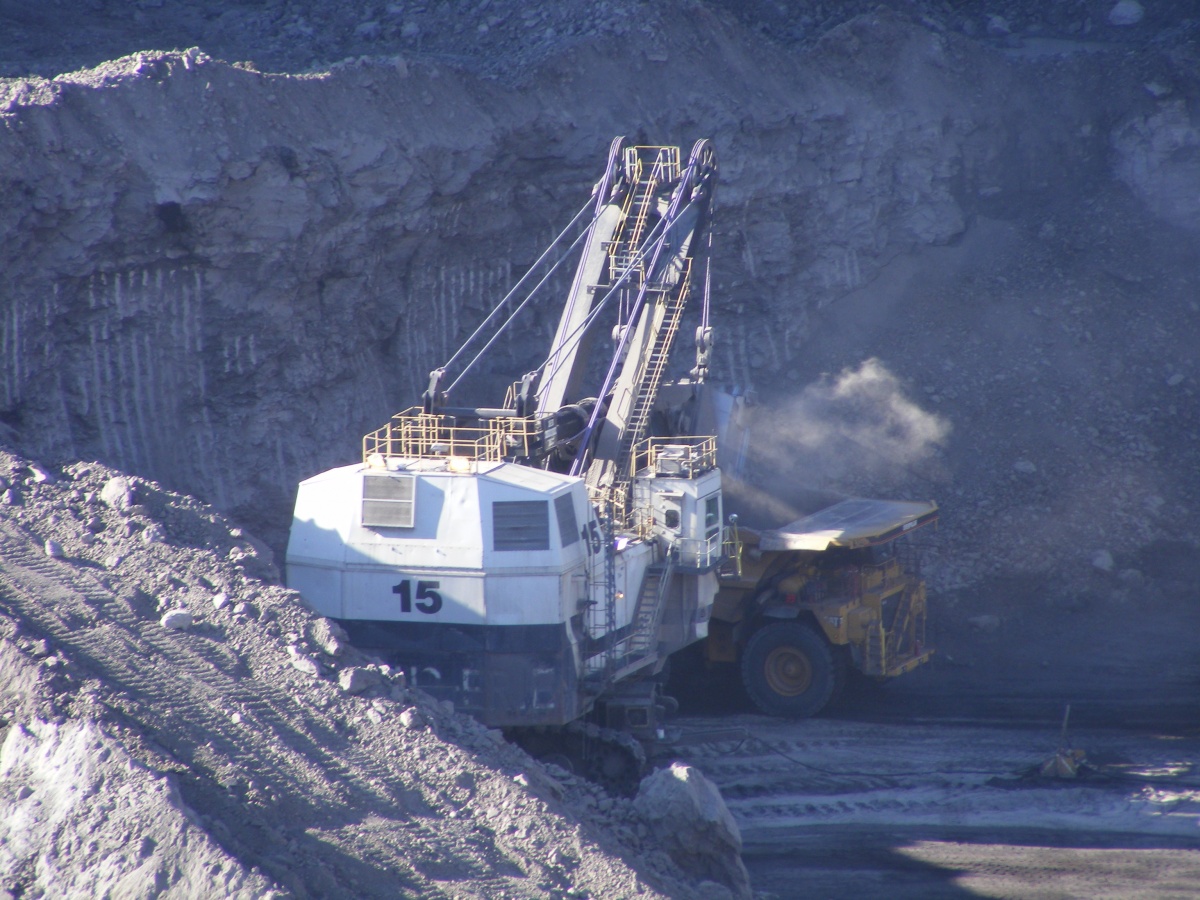 Crews work to move coal.  BLM photo.