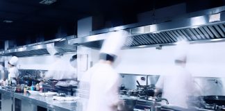 Photo floue d’un chef dans une cuisine (Shutterstock)