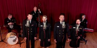 Des musiciens en uniforme sur une scène (U.S. Navy via YouTube)