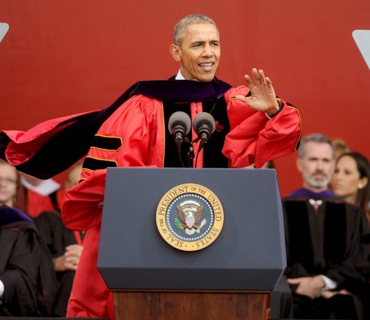 Presiden Obama membacakan pidato pada upacara kelulusan Rutgers University. (© AP Images)