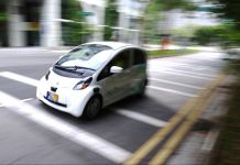 Self-driving taxi atau taksi swakemudi sudah beroperasi di sejumlah tempat di Amerika Serikat dan Singapura. (© AP Images)