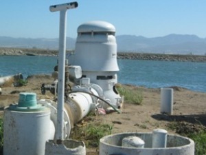 Pump in Monterey Bay, California.<br />Photo by: Andrea Altmann