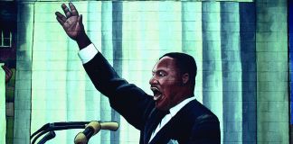 Portrait de Martin Luther King en train de prononcer un discours, peint sur un mur de briques (© Camilo Vergara)