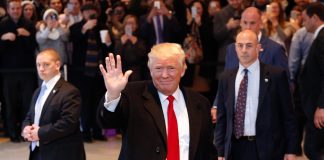 Donald Trump saluant une foule (© AP Images)