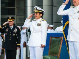 Laksamana Michelle Howard memberi hormat saat upacara pengangkatannya sebagai komandan Allied Joint Force Command NATO di Napoli, Italia, pada Juni. (DOD)