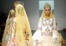 مدل هایی که در مسیر نمایشگاه قدم می زنند لباس هایی با حجاب مجلل و تاج های پر زرق و برق پوشیده اند. (عکس از آسوشیتدپرس)