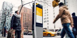 Киоск LinkNYC на нью-йоркской улице, заполненной машинами и людьми (Courtesy of CityBridge)