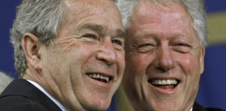 Gros plan de George W. Bush et de Bill Clinton en train de rire (© AP Images)