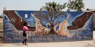 Une femme passe devant une peinture murale (André Mellagi/Flickr)