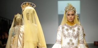 Des mannequins dans un défilé de mode portant des hidjabs et des robes de soirée (© AP Images)