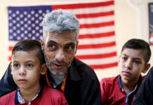 یک پدر سوری و دو پسرش در انتظار پرواز به کالیفرنیا. (عکس از آسوشیتدپرس)