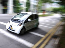 Self-driving taxi atau taksi swakemudi sudah beroperasi di sejumlah tempat di Amerika Serikat dan Singapura. (© AP Images)