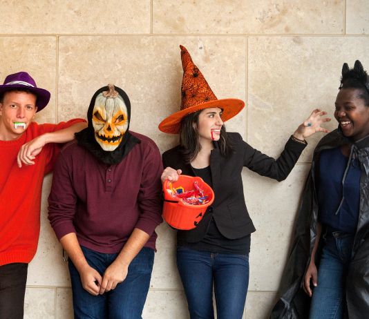 Estudiantes disfrazados por “Halloween” (Depto. de Estado/D.A. Peterson)