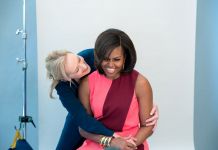 Michelle Obama mendapat pelukan dari aktris Meryl Streep, yang berpartisipasi di Pertemuan Perempuan Amerika Serikat . (White House / Amanda Lucidon)