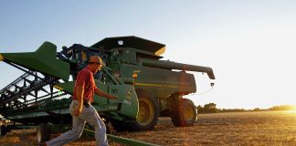 Agricultor e trator (© AP Images)