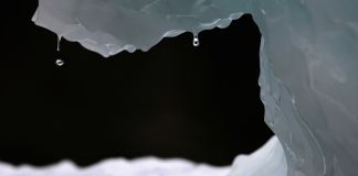 Imagem em close de derretimento de geleira © AP Images)